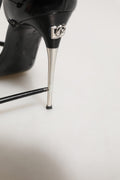 Sandales à talons noires Dolce & Gabbana en cuir avec bride T, élégantes et sophistiquées, visibles en gros plan.