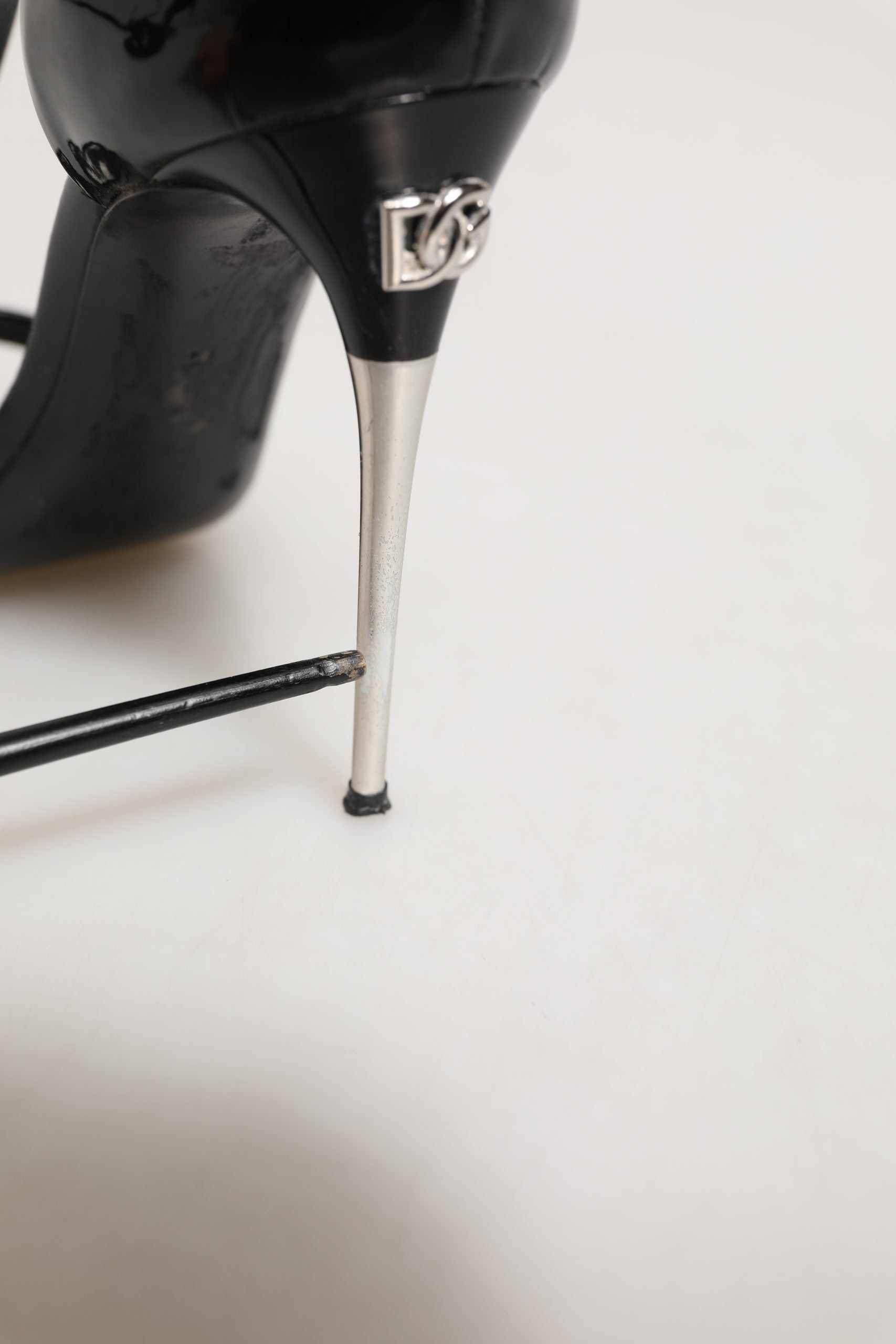 Sandales à talons noires Dolce & Gabbana en cuir avec bride T, élégantes et sophistiquées, visibles en gros plan.