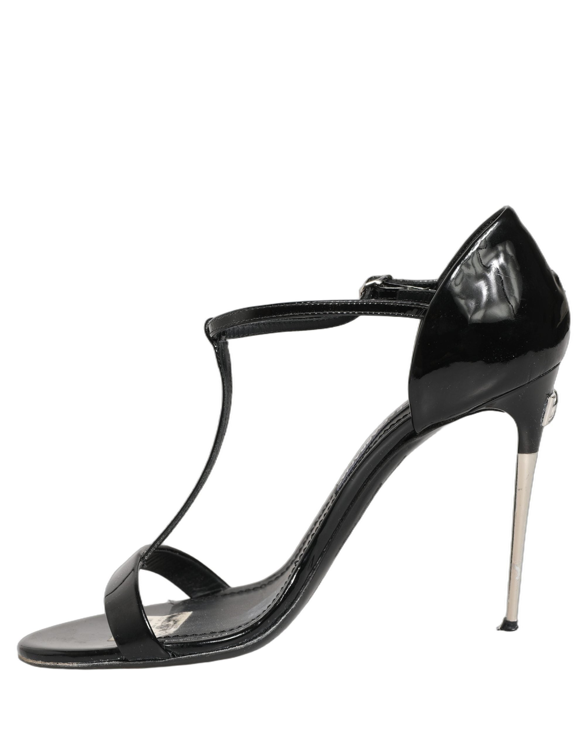 Sandales à talons en cuir noir Dolce & Gabbana avec bride T-strap, élégantes et sophistiquées, vues en plan rapproché.