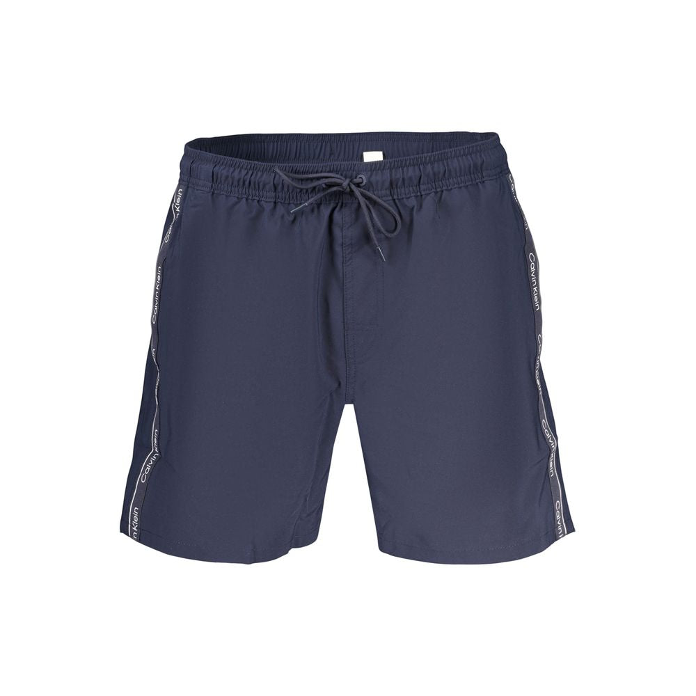 Short de bain pour homme Calvin Klein en polyester bleu avec logo, vue de face, tissu léger et confortable.