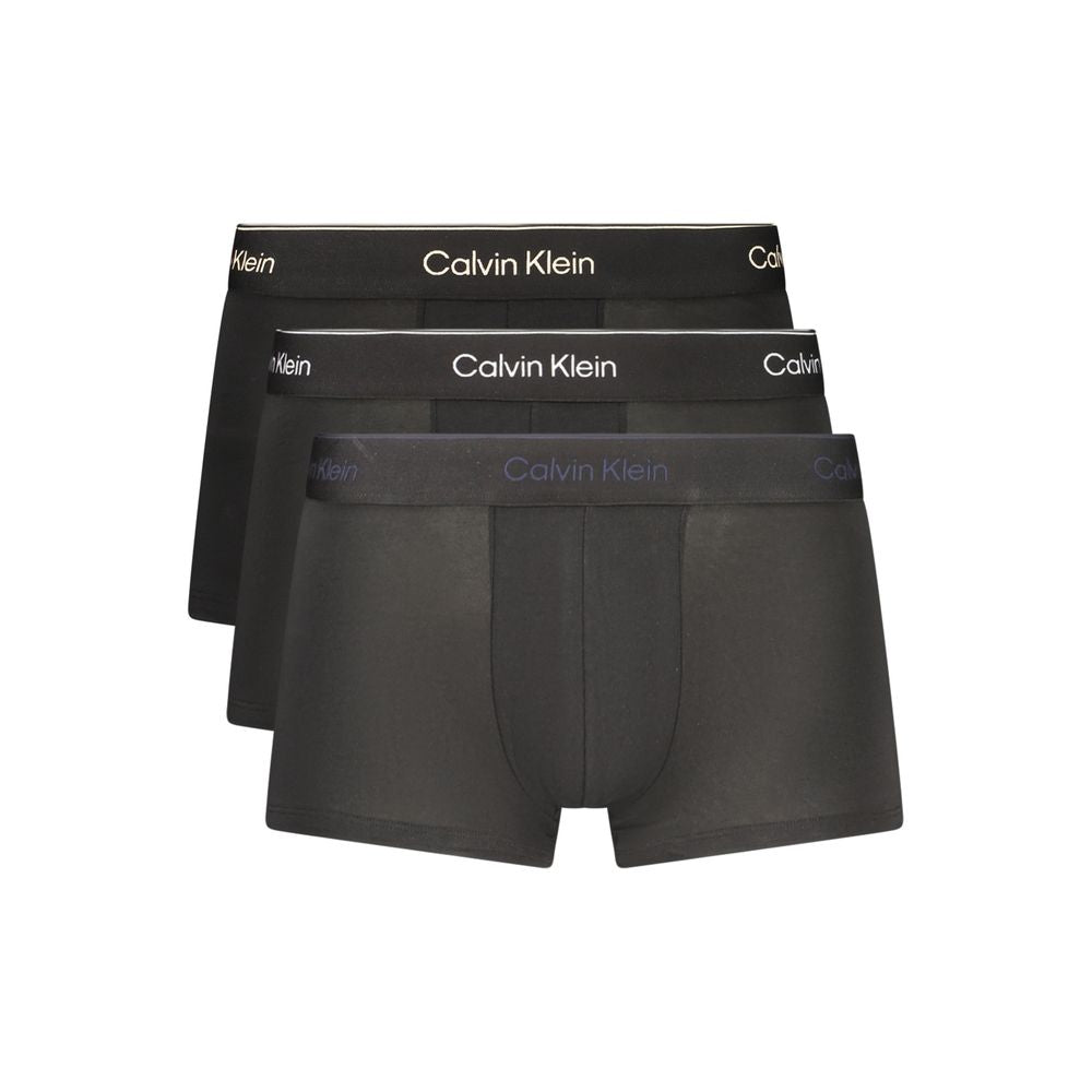 Shorts pour hommes en coton noir de la marque Calvin Klein, ajustés et confortables, visibles dans l'image.