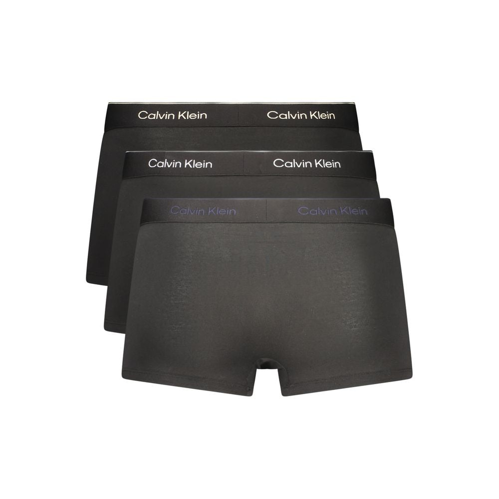 Shorts pour hommes en coton noir de Calvin Klein, style décontracté et confortable, avec logo discret.