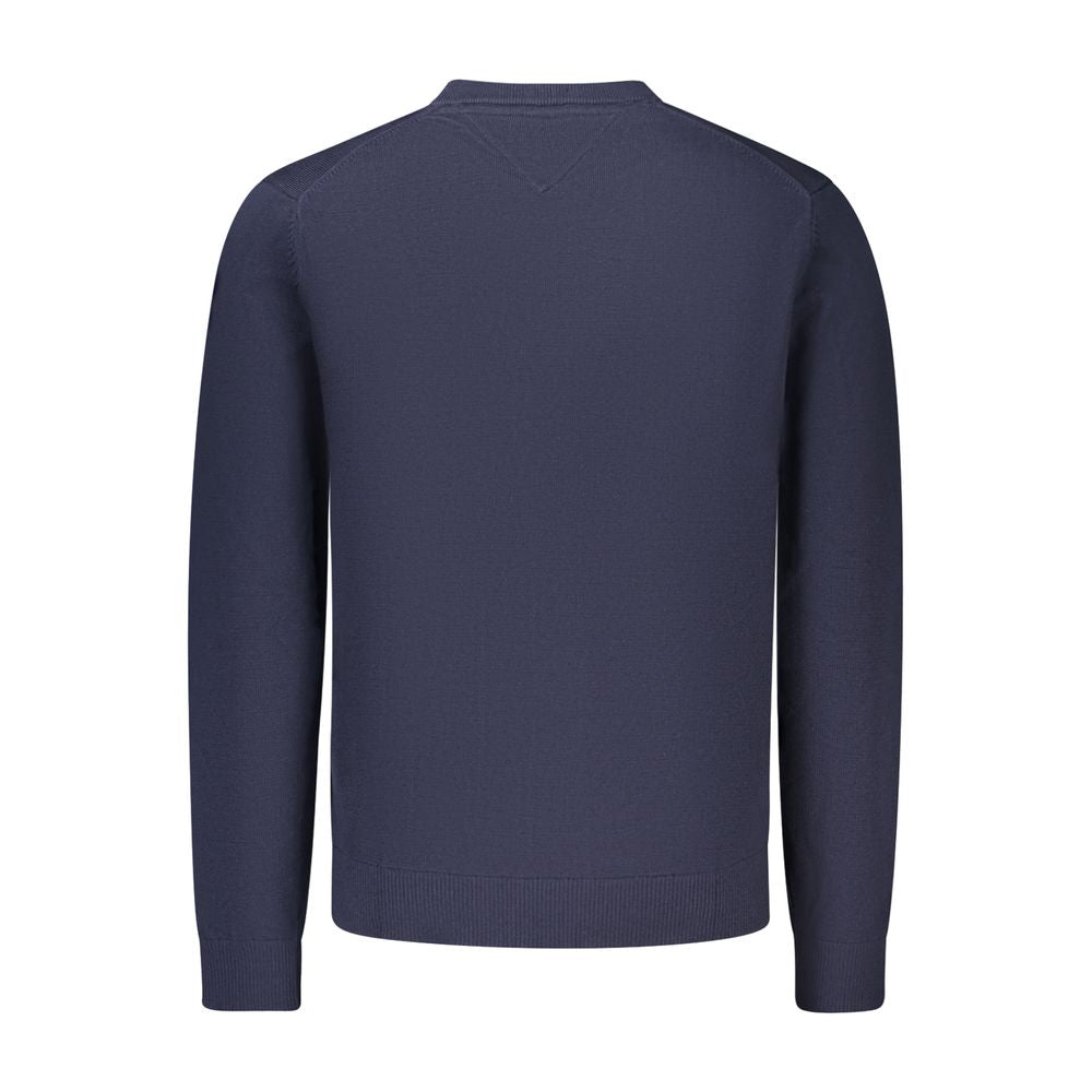 Pull pour homme en coton bleu Tommy Hilfiger, maille douce et confortable, porté sur un mannequin.