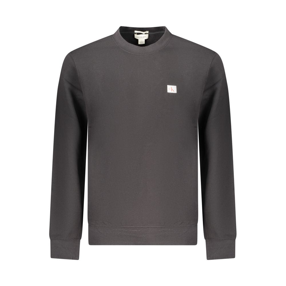 Sweatshirt pour homme Calvin Klein en coton noir, décontracté avec logo discret sur la poitrine, porté dans une ambiance décontractée.