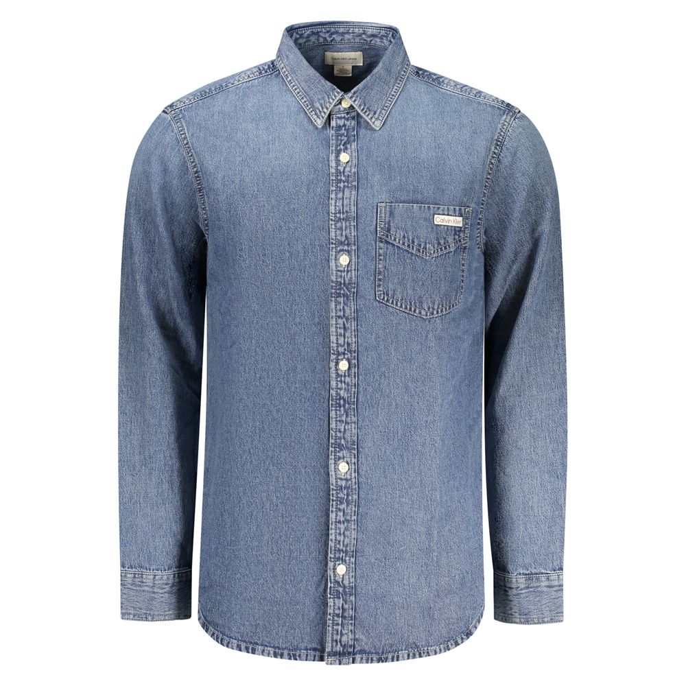 Chemise en coton bleu pour homme de la marque Calvin Klein, vue de face, avec col et boutons.