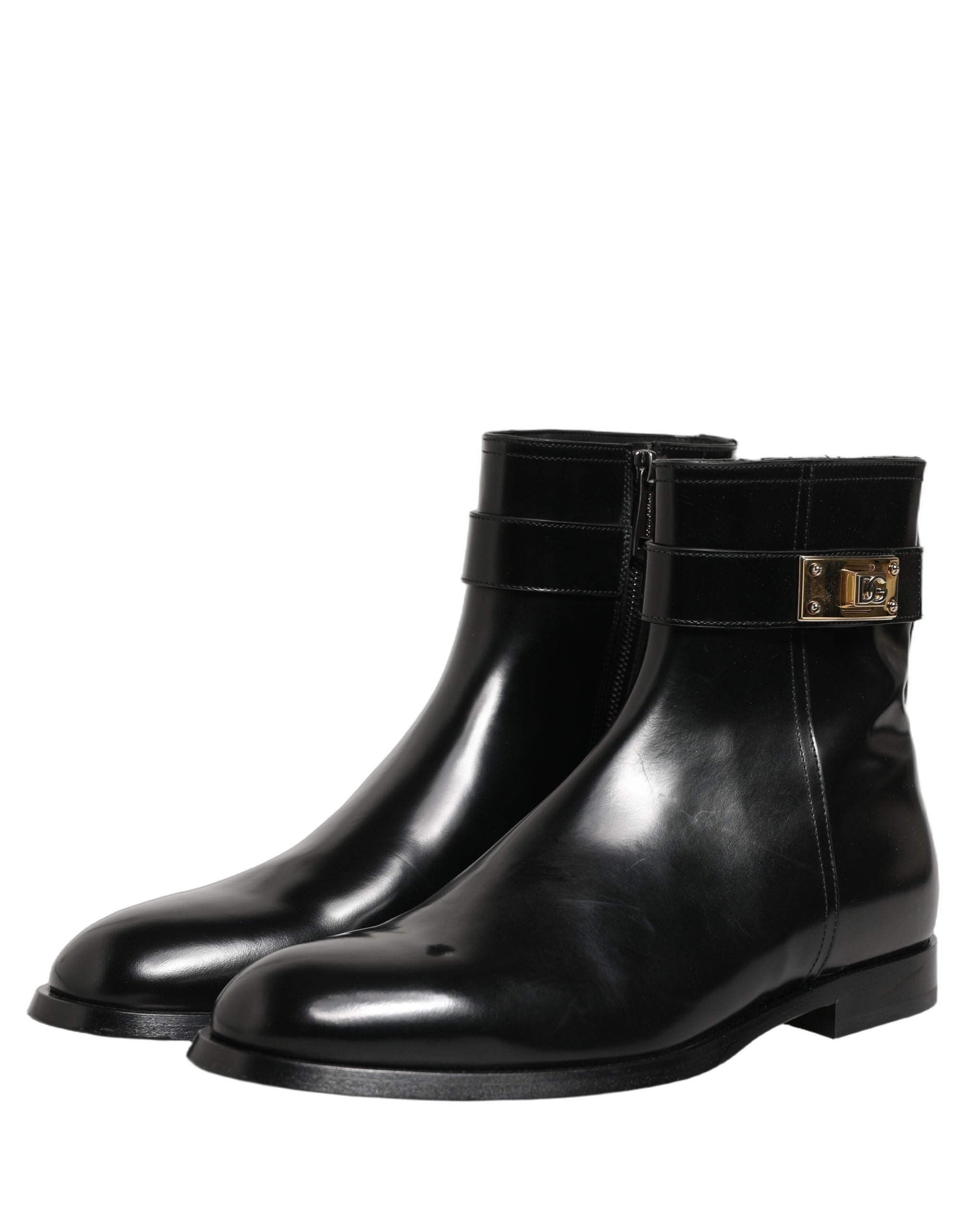 Bottes mi-mollet en cuir noir Dolce & Gabbana avec boucle logo, élégantes et sophistiquées, vues de face.