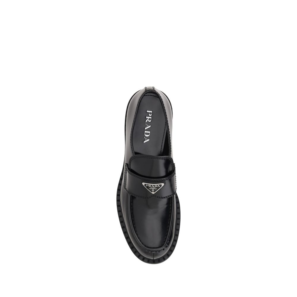 Mocassins Prada en cuir de veau noir Bos Taurus avec plateforme, élégants et sophistiqués pour homme.
