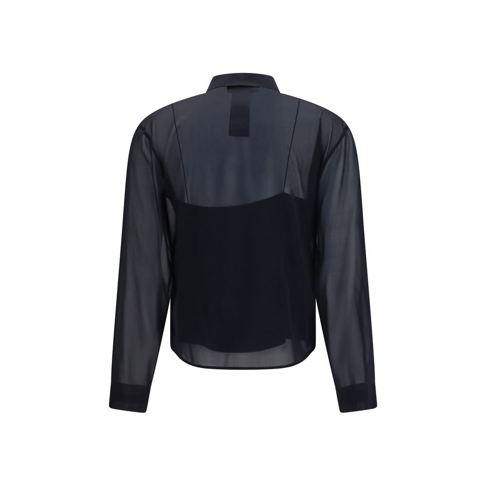 Chemise en soie noire à motif Gucci, vêtement élégant avec logo Gucci visible sur le tissu.