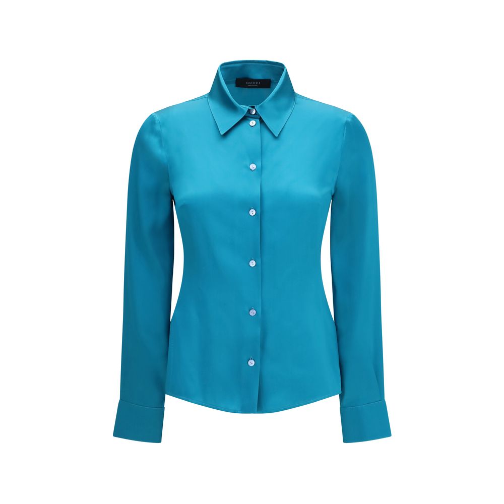 Chemise en soie bleue Gucci pour homme, vue de face, avec col et boutons élégants et détails de couture visibles.