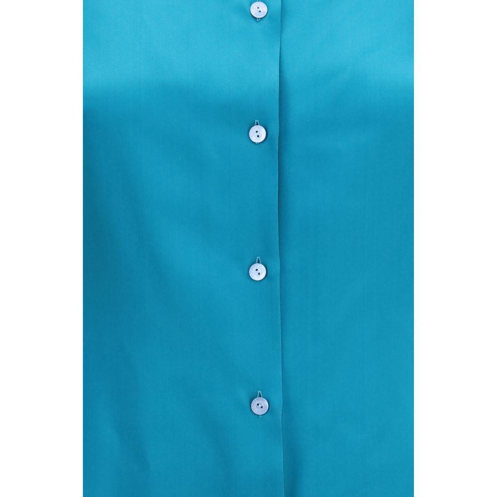 Chemise en soie bleue de Gucci, élégante et raffinée, avec col et boutons visibles sur cette image.