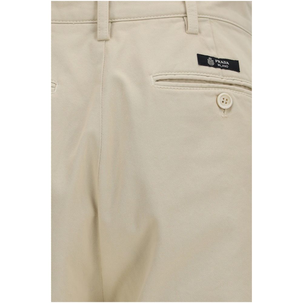 Pantalon beige en coton de style casual de la marque Prada, visible avec coupe décontractée et détails élégants.