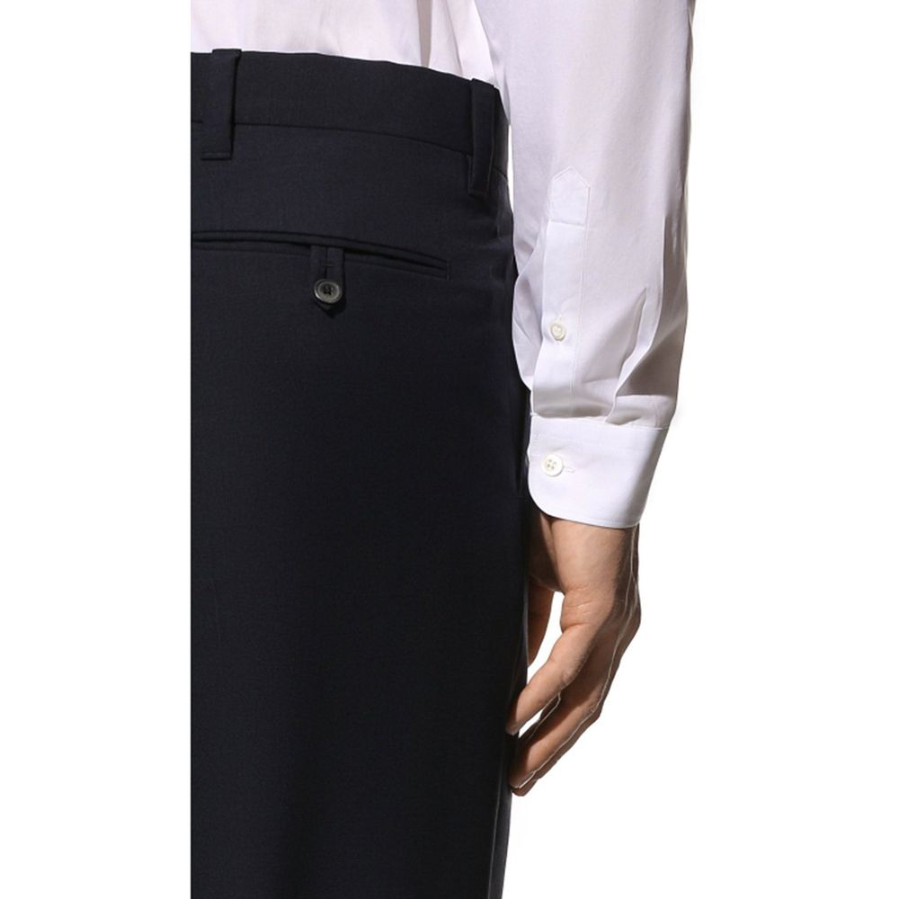 Pantalon en laine bleue Prada pour femme, coupe élégante et ajustée, porté sur un mannequin.