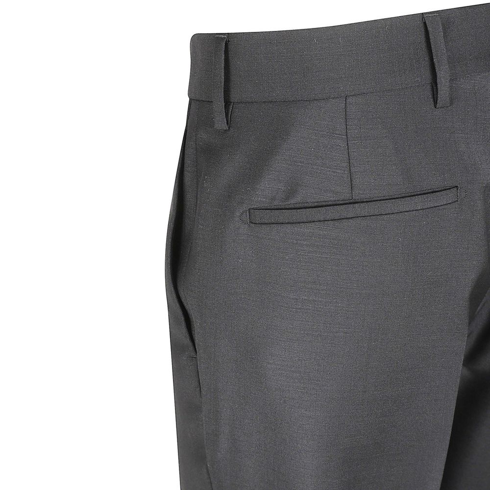 Pantalon gris en laine Prada pour homme, coupe élégante et tissu doux visible dans l'image.