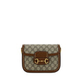 Sac à main en polyéthylène marron de Gucci, vue de face, avec poignées et logo Gucci visible.