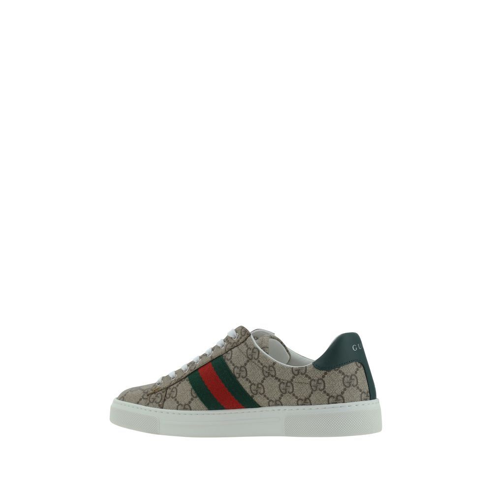 Chaussures Gucci en tissu multicolore à plateforme, visibles en gros plan, avec design coloré et détails modernes.