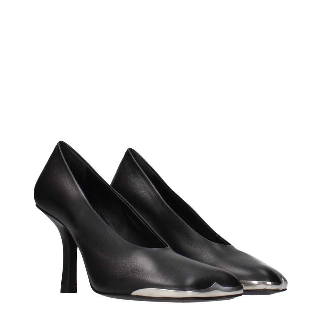 Chaussures à talons hauts en cuir noir de Burberry, élégantes pompes pour femme, détails sophistiqués en cuir.