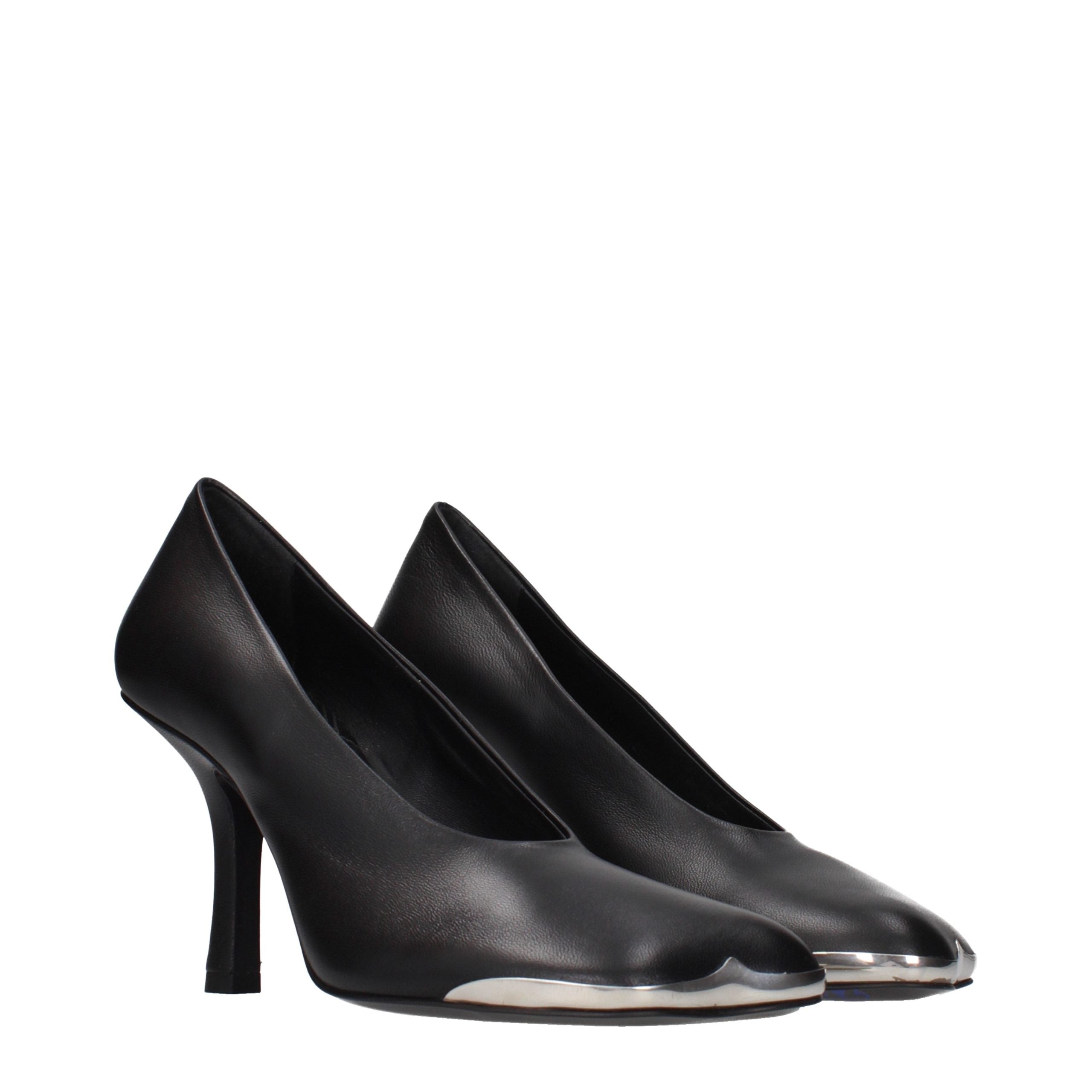 Chaussures à talons hauts en cuir noir de Burberry, élégantes pompes pour femme, détails sophistiqués en cuir.