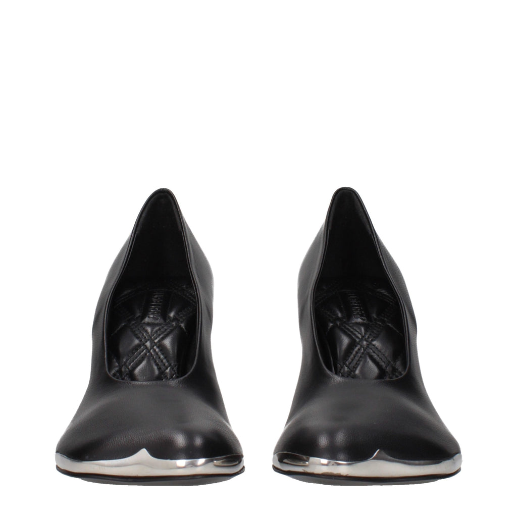 Escarpins noirs en cuir de luxe de la marque Burberry avec talons hauts élégants et design sophistiqué.