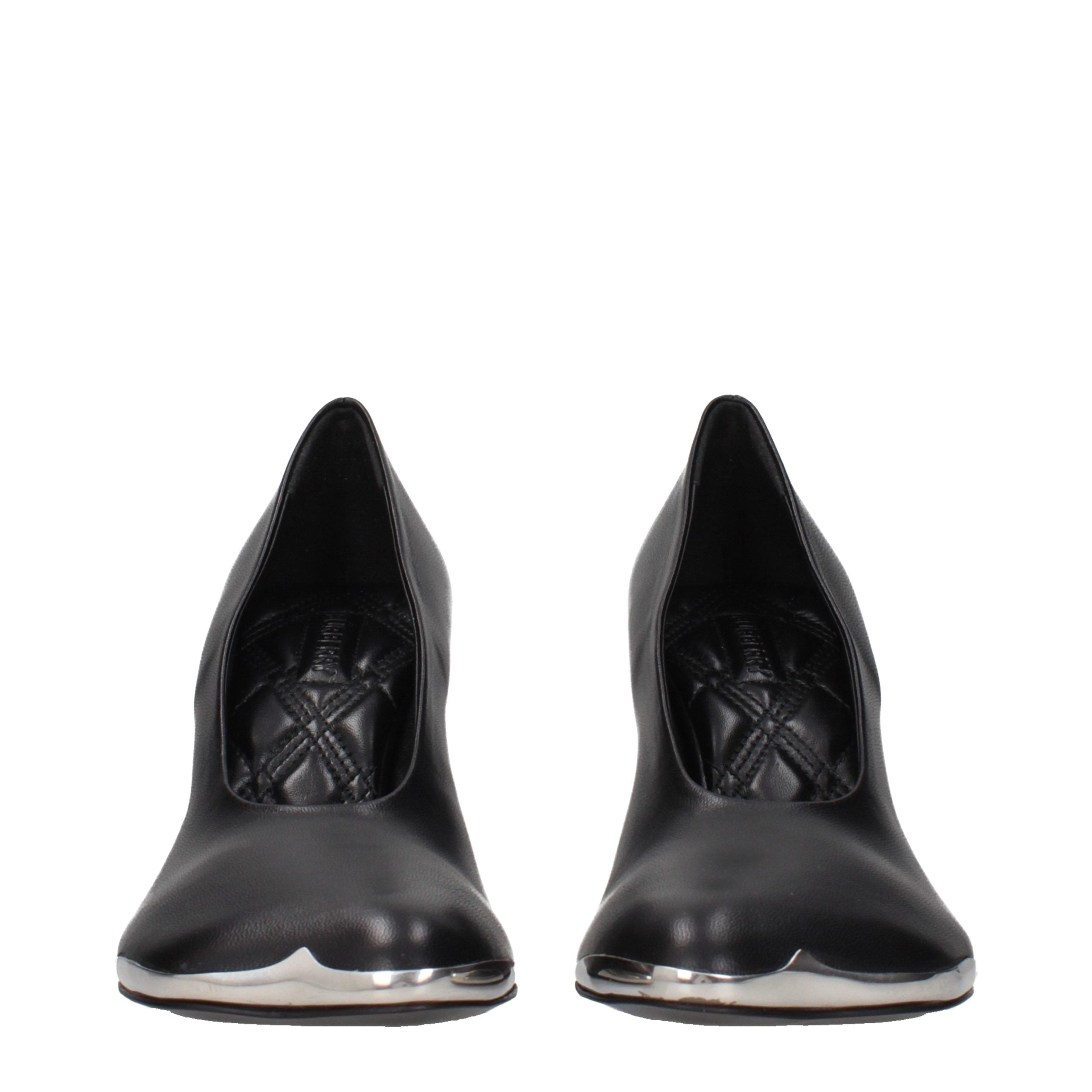 Escarpins noirs en cuir de luxe de la marque Burberry avec talons hauts élégants et design sophistiqué.