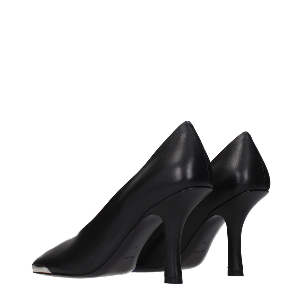 Chaussures à talons hauts en cuir noir de Burberry, élégantes et sophistiquées, vues de côté.
