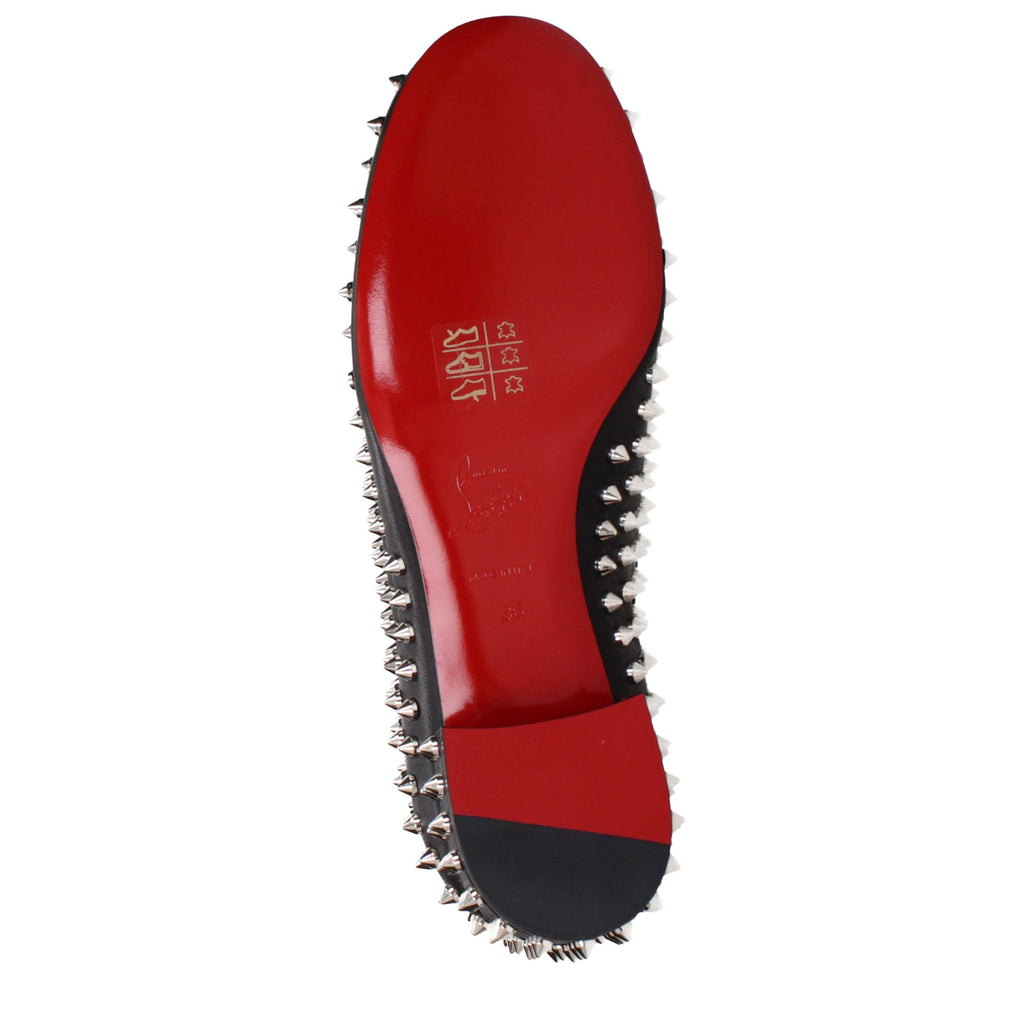 Chaussures Christian Louboutin en cuir noir, mocassins slip-on élégants pour homme, avec semelle en cuir et design sophistiqué.