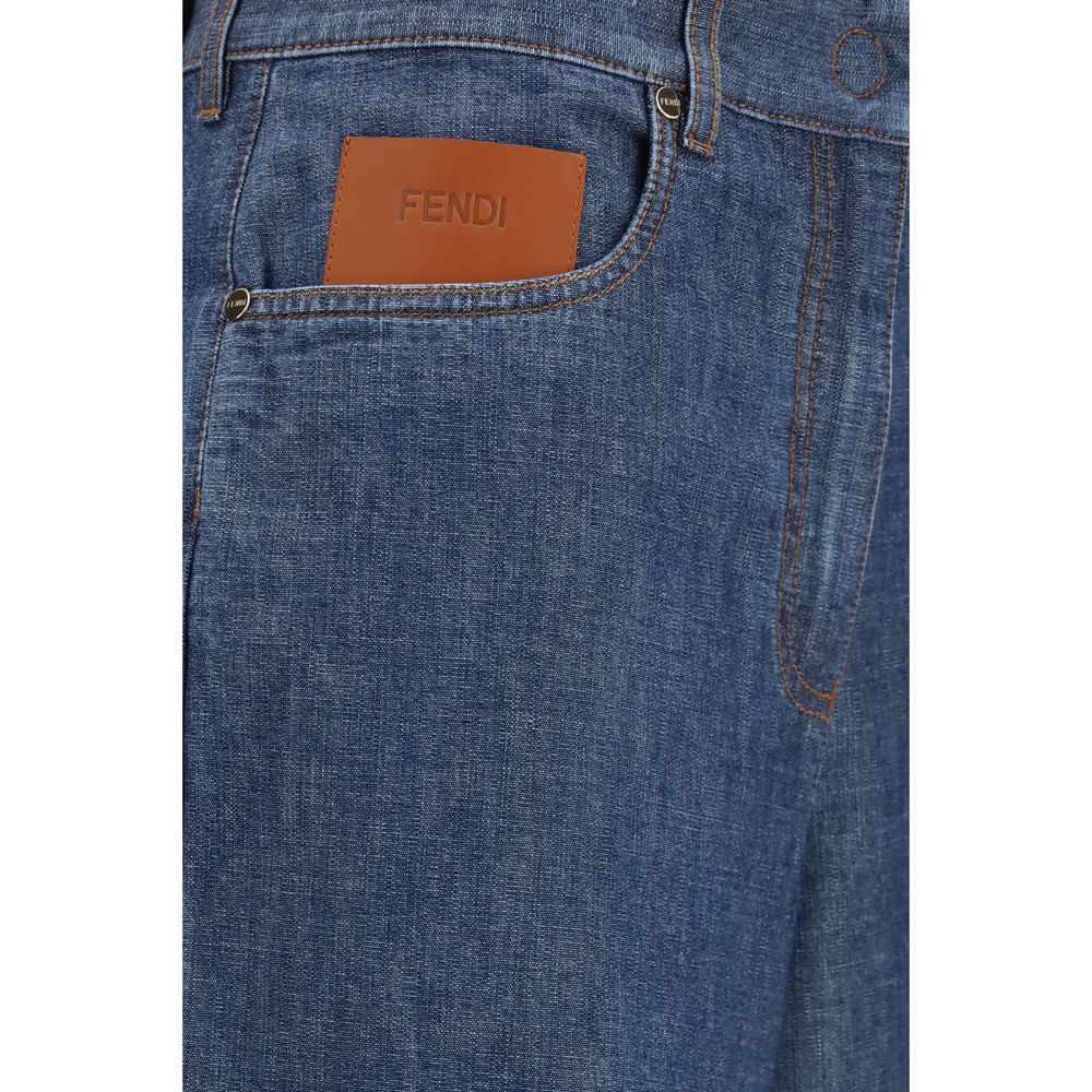 Jeans en denim bleu en coton de la marque Fendi, coupe classique, visible avec détails et logo subtil.