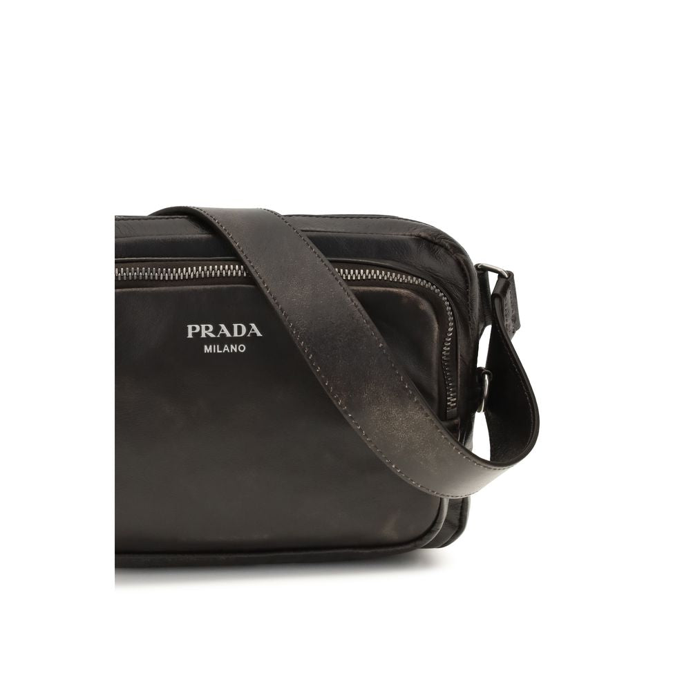 Sac à main Prada en cuir de veau marron Bos Taurus, bandoulière élégante et design sophistiqué visible sur l'image.