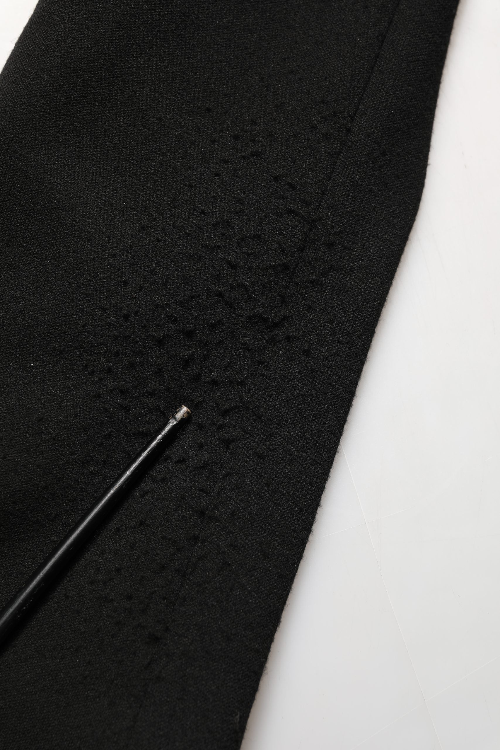 Manteau blazer noir Dolce & Gabbana avec logo et écusson, coupe simple, col cranté, porté sur un mannequin.