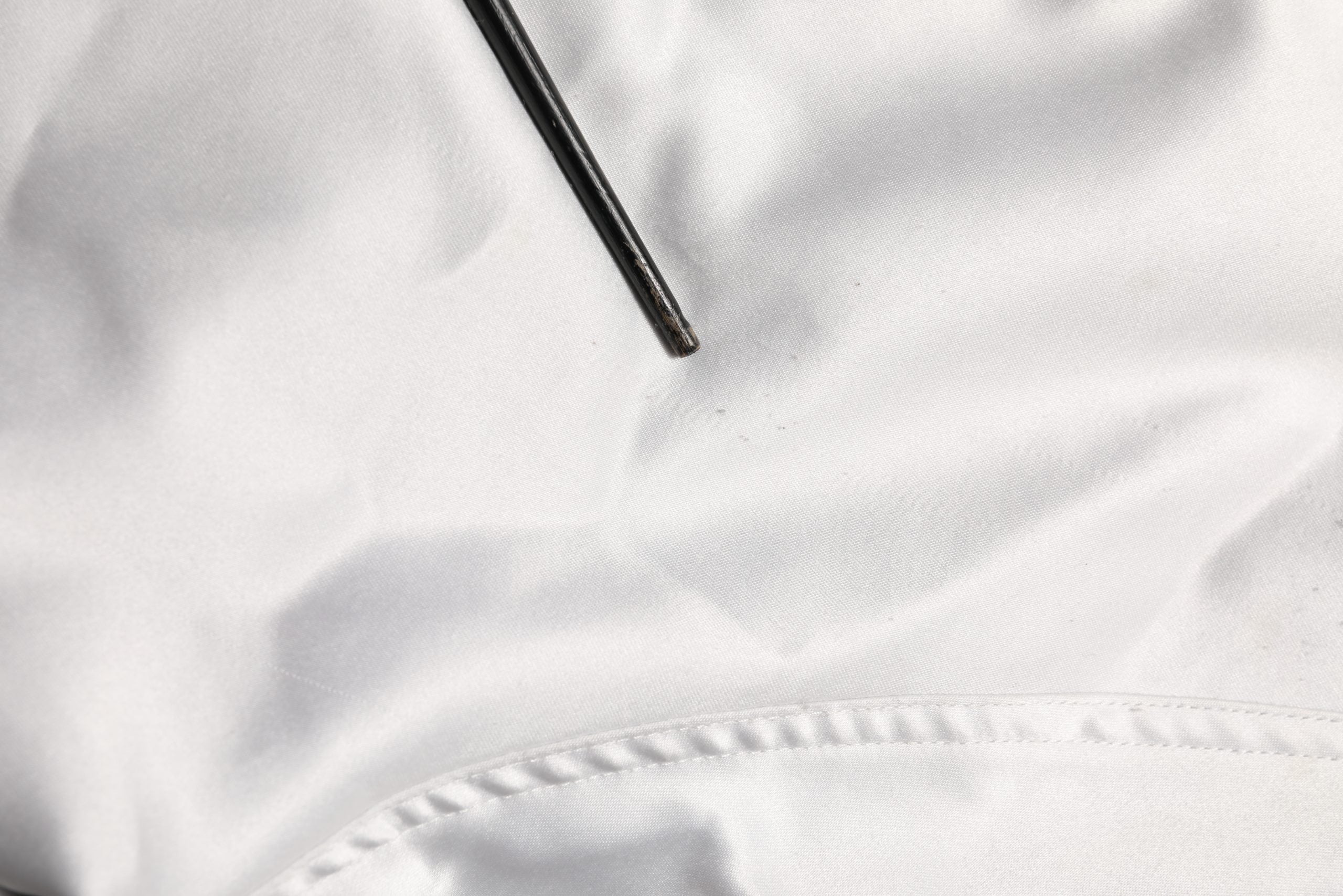 Veste bomber en jersey de polyester blanc avec logo DG de Dolce & Gabbana, vue de face, détails visibles.