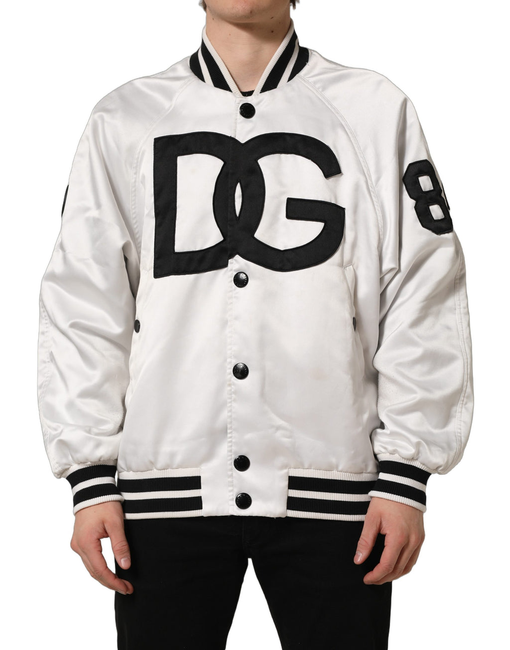 Veste bomber en polyester jersey blanc avec logo Dolce & Gabbana, style décontracté et élégant, visible détails du logo sur la veste.