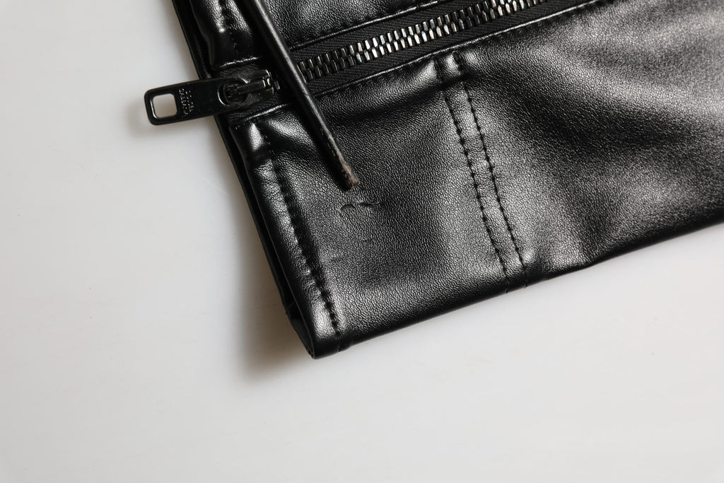 Pantalon homme noir en cuir synthétique Dolce & Gabbana avec fermeture éclair et poches, style élégant et moderne.
