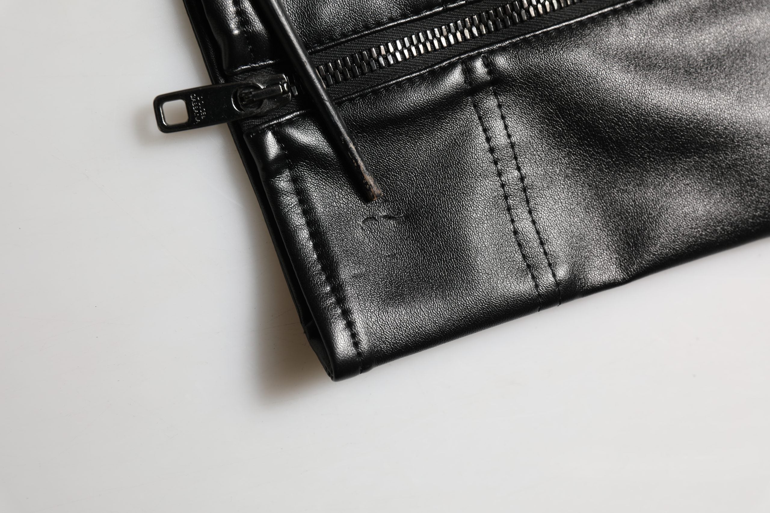 Pantalon homme noir en cuir synthétique Dolce & Gabbana avec fermeture éclair et poches, style élégant et moderne.