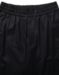 Pantalon cargo jogger noir Dolce & Gabbana à taille moyenne, tissu confortable, style décontracté et tendance.