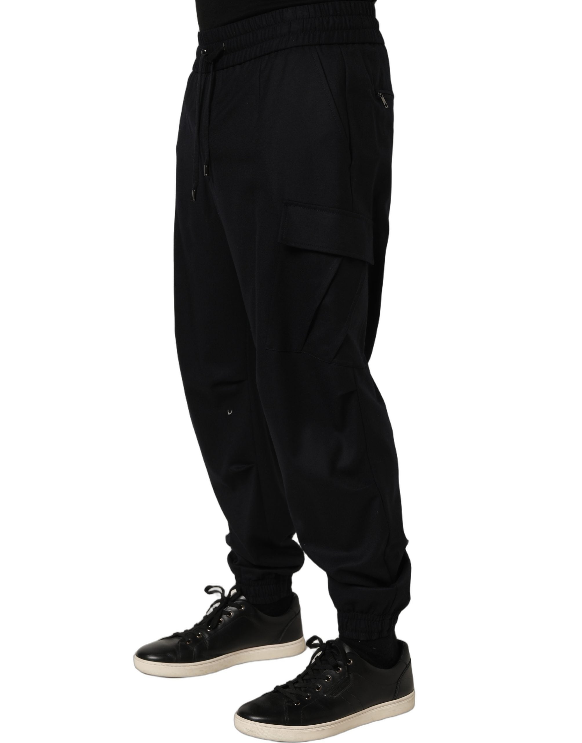 Pantalon cargo jogger Dolce & Gabbana noir à taille moyenne, style décontracté avec poches latérales et ceinture élastique.