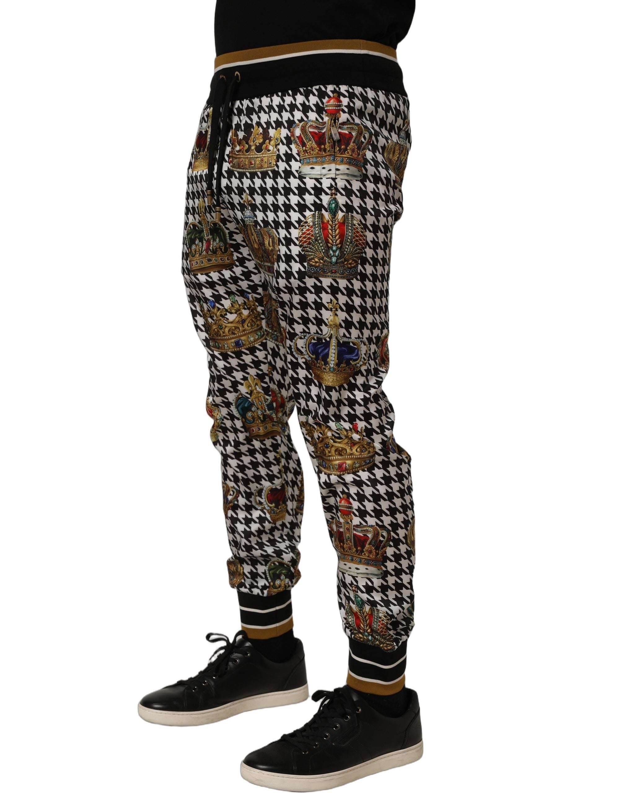 Pantalon de survêtement pour homme Dolce & Gabbana à motif pied-de-poule multicolore et couronne, style décontracté et tendance.