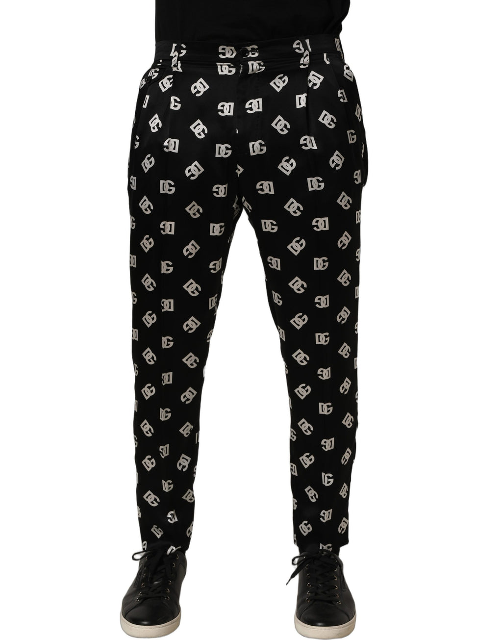 Pantalon homme Dolce & Gabbana en soie noire, coupe skinny, style pantalon élégant et ajusté, porté sur un mannequin.