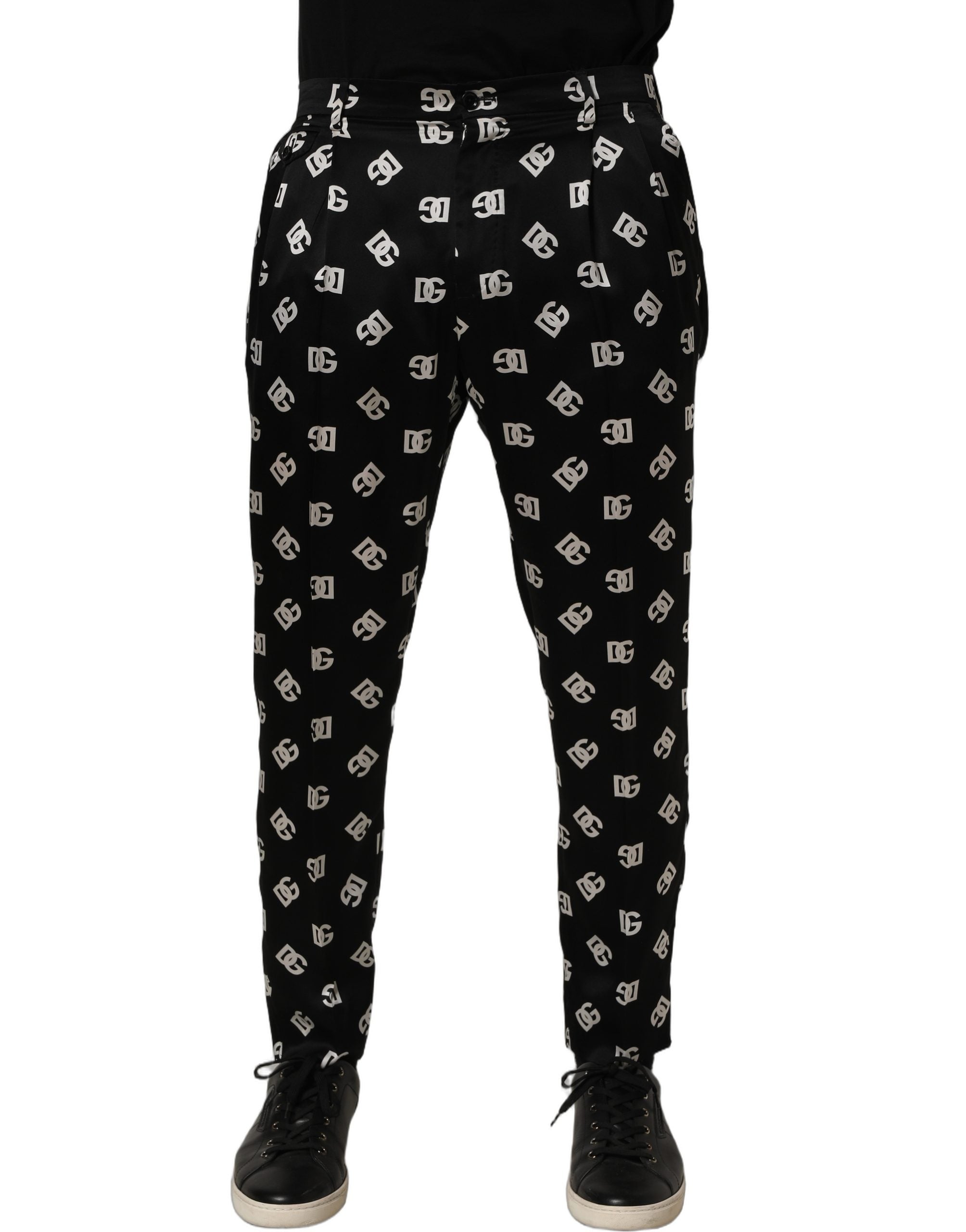 Pantalon homme Dolce & Gabbana en soie noire, coupe skinny, style pantalon élégant et ajusté, porté sur un mannequin.