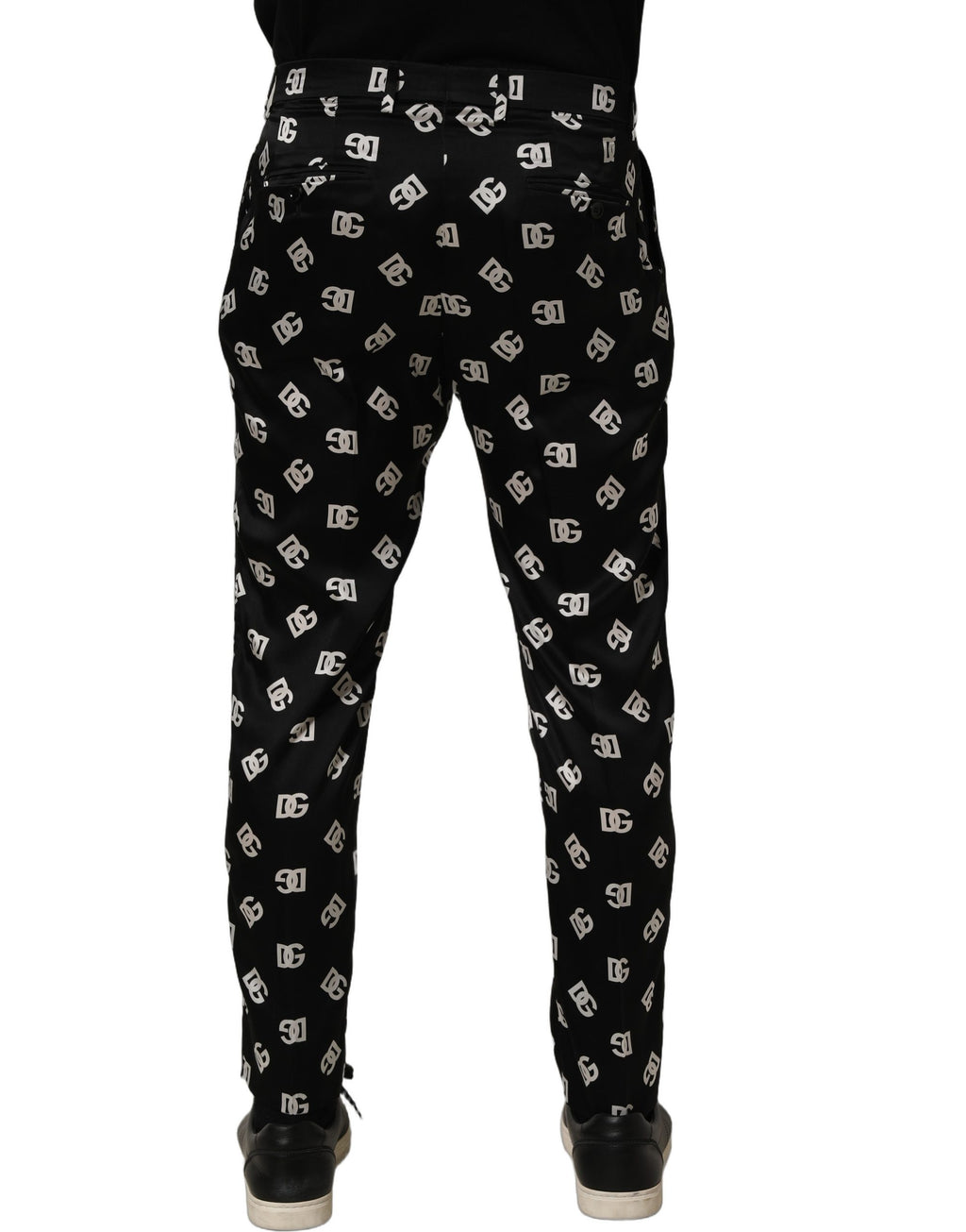 Pantalon homme Dolce & Gabbana en soie noire, coupe skinny, élégant et ajusté, visible sur un mannequin.