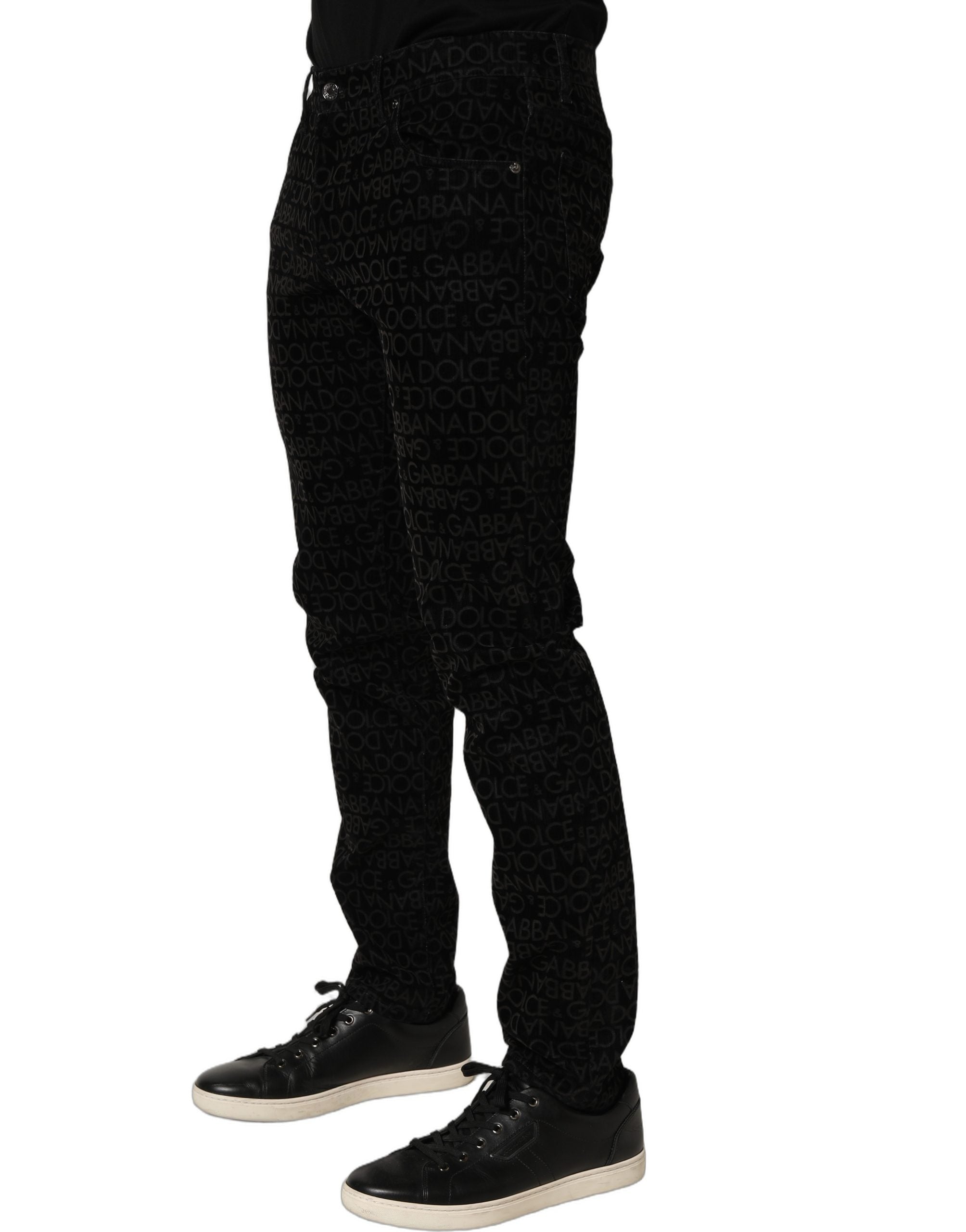 Jeans slim en denim noir Dolce & Gabbana avec logo monogramme en coton, mode élégante et logo visible sur la poche arrière.