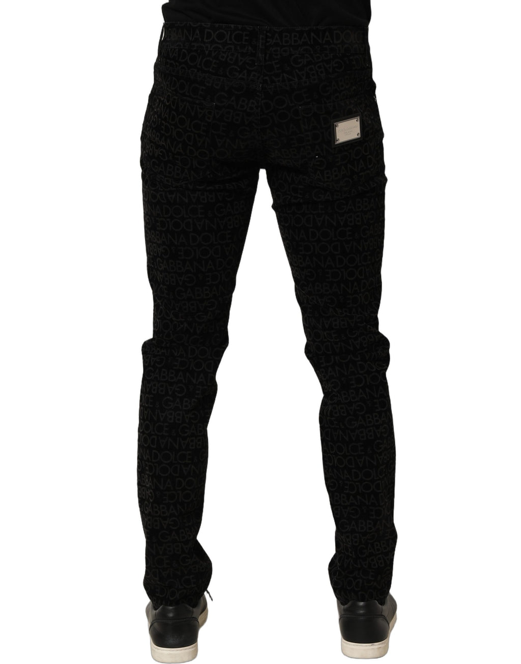 Jeans slim en denim noir Dolce & Gabbana avec logo monogramme en coton, visible sur l'image.