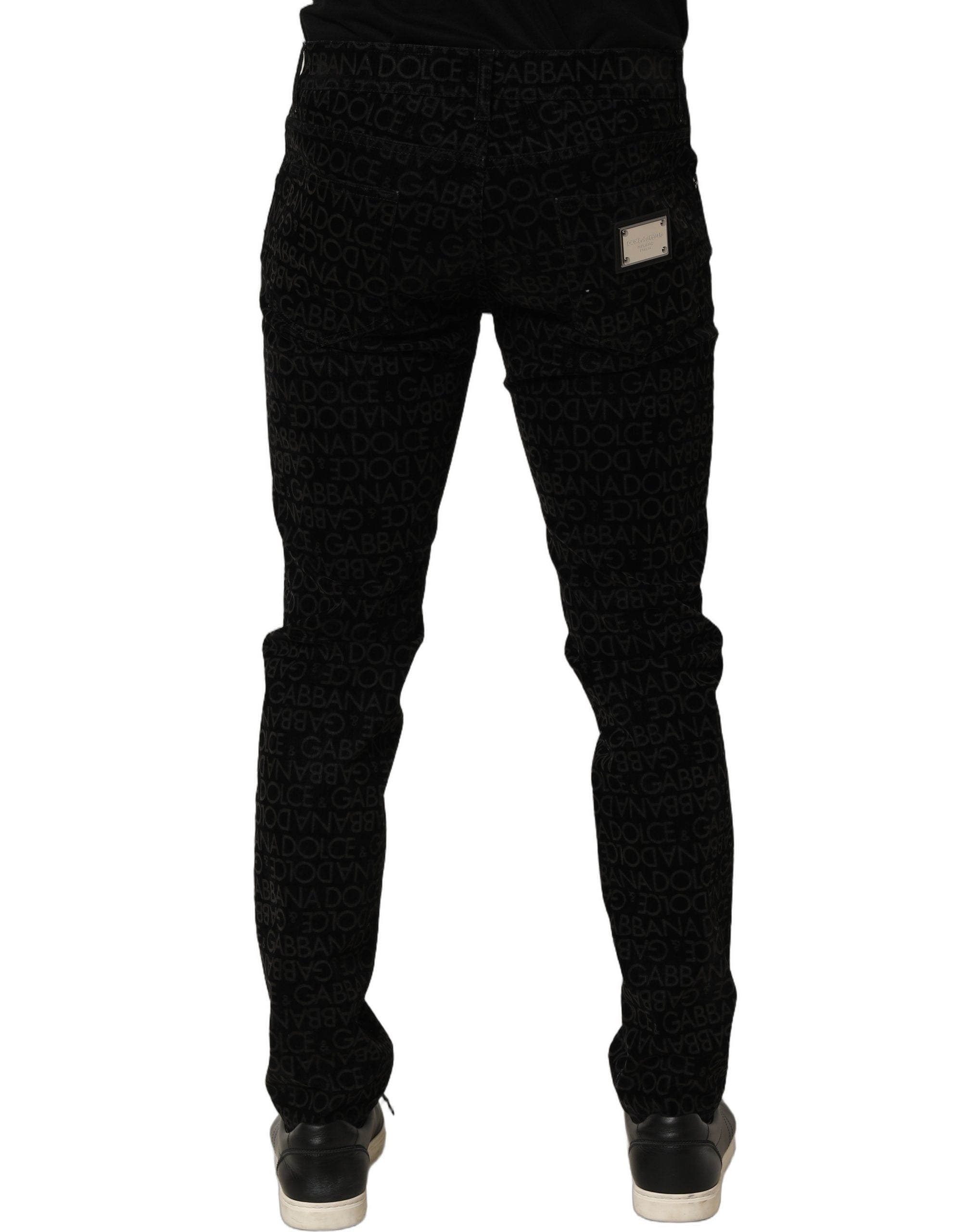 Jeans slim en denim noir Dolce & Gabbana avec logo monogramme en coton, visible sur l'image.