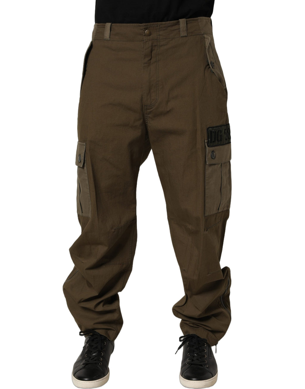 Pantalon cargo marron Dolce & Gabbana à taille moyenne, coupe droite, détails pratiques et style décontracté.