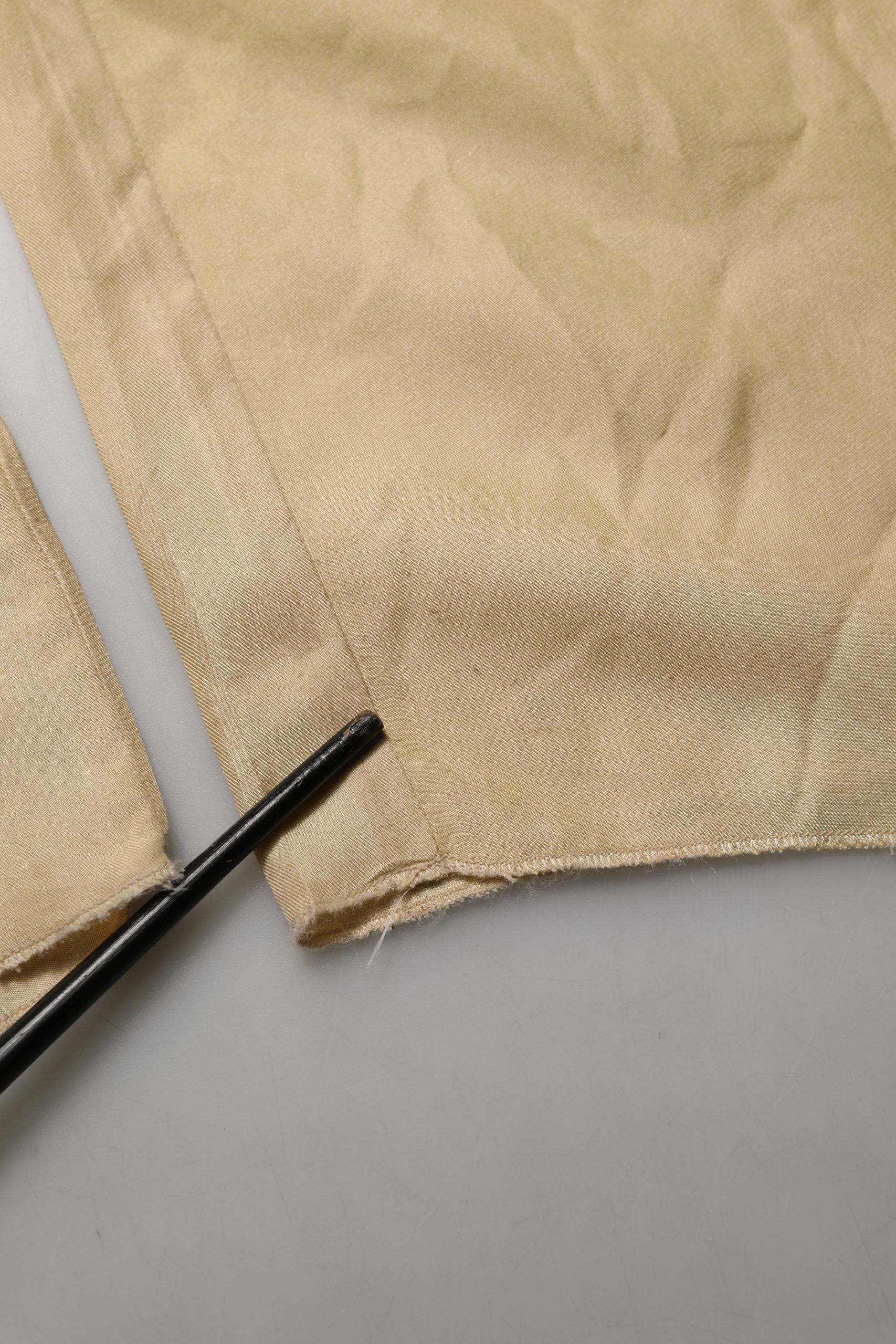 Pantalon chino droit en soie jaune Dolce & Gabbana, taille mi-haute et coupe élégante, visible en gros plan.