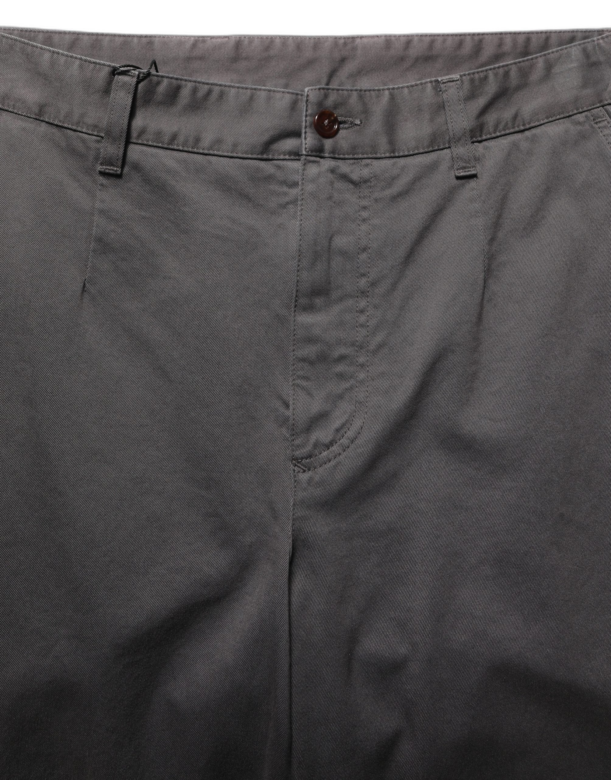 Pantalon chino droit en coton gris foncé de Dolce & Gabbana, style élégant pour homme, visible avec poches et ceinture.