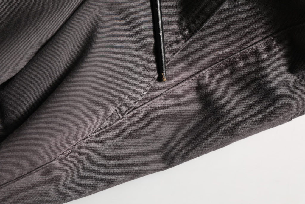 Pantalon chino droit en coton gris foncé de Dolce & Gabbana, style classique et coupe élégante pour homme.