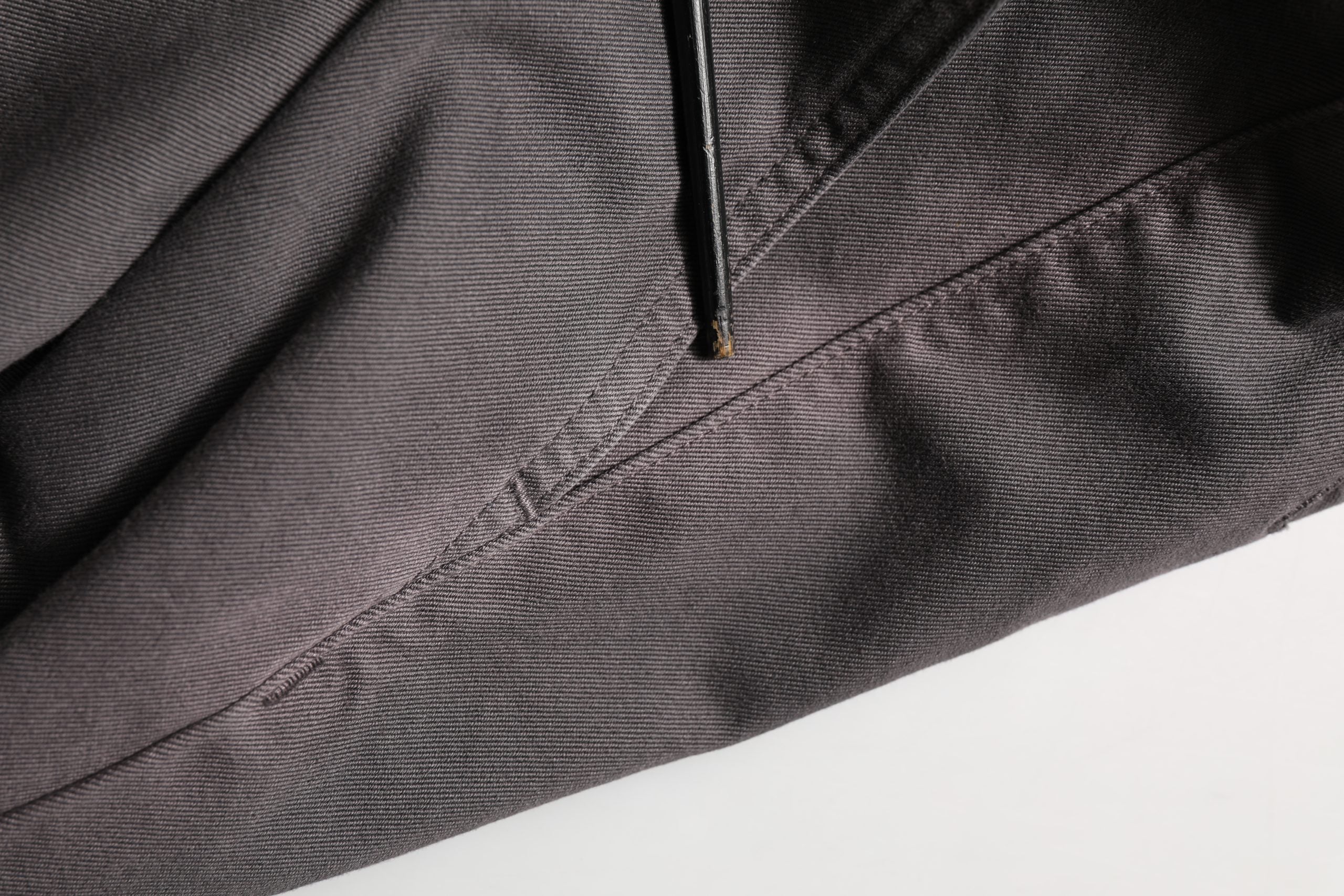 Pantalon chino droit en coton gris foncé de Dolce & Gabbana, style classique et coupe élégante pour homme.
