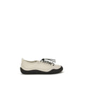 Chaussures de sport en tissu beige Prada, baskets athlétiques élégantes avec design moderne et logo Prada visible.
