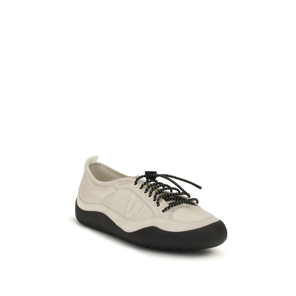 Chaussures de sport Prada beige en tissu, sneakers athlétiques confortables avec design moderne.
