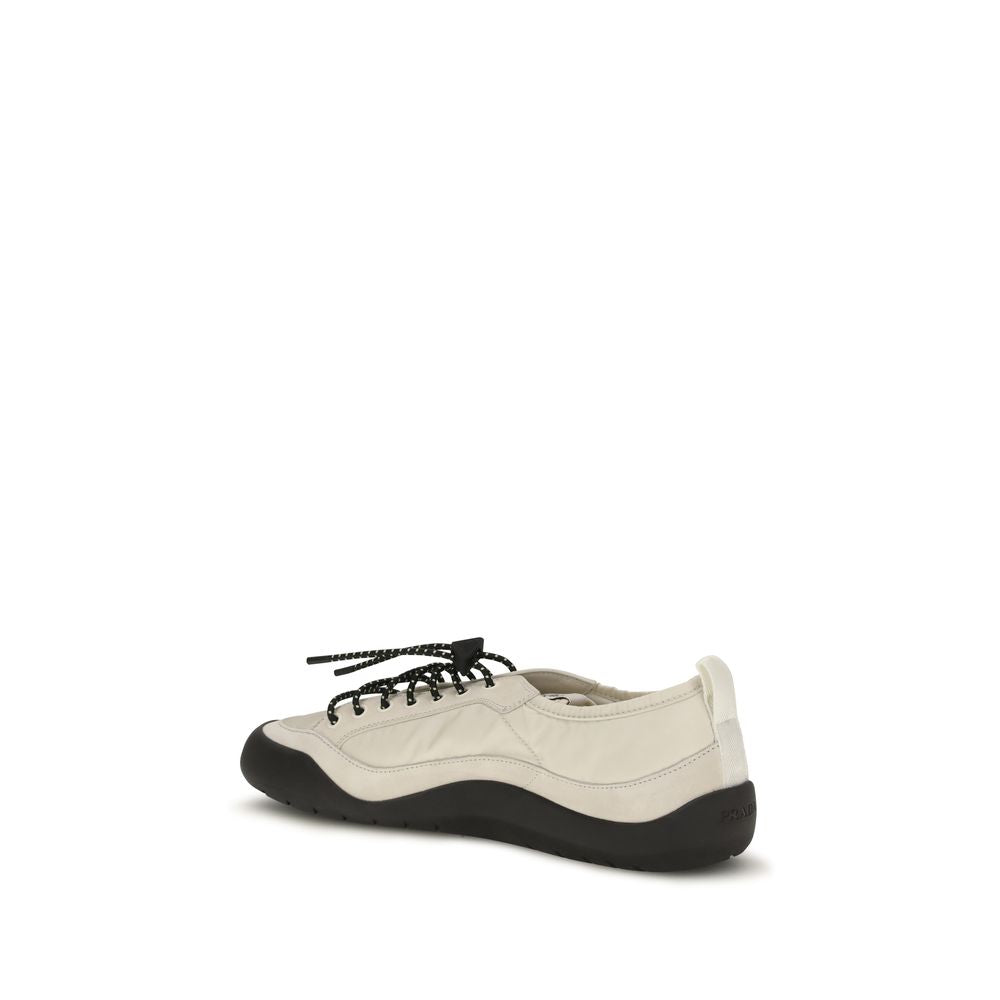 Chaussures de sport Prada beige en tissu, baskets athletic modernes avec semelle blanche et design élégant.