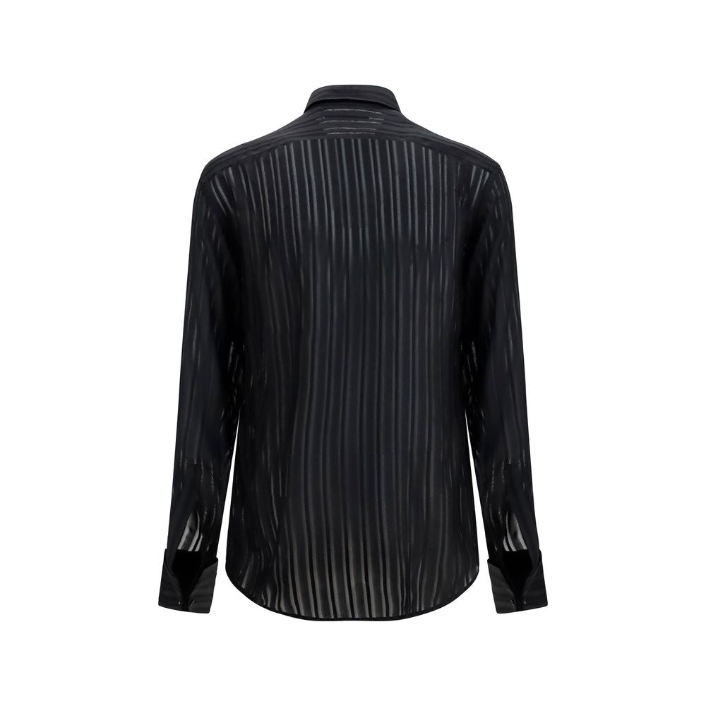 Chemise en soie noire Gucci pour homme, détail élégant, col classique et boutons visibles.